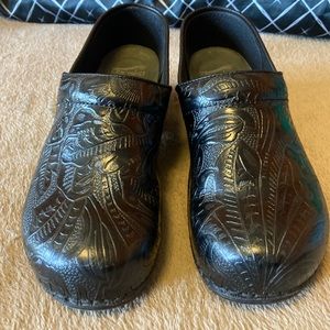 ◂DANSKO Professional Black Floral Pattern Leather Clogs▸
